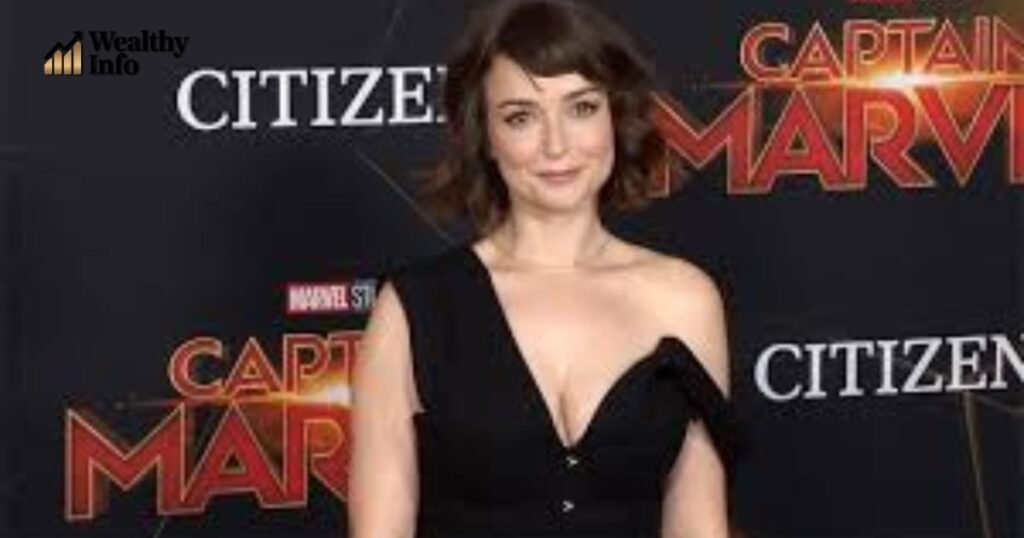 Milana Vayntrub posing on the Captain Marvel red carpet — Milana Vayntrub photos and images collection.